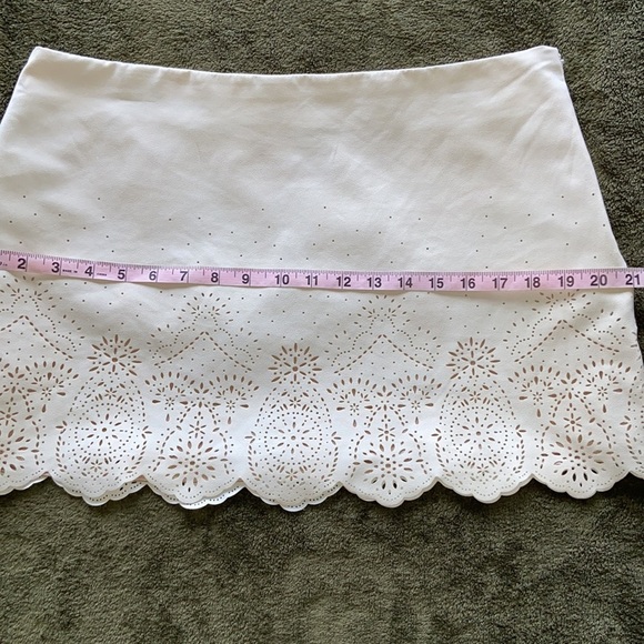 Forever 22 Cream Ivory Vegan Leather Mini Skirt Laser Cutouts Scalloped Hem Sz12 - Picture 8 of 15
